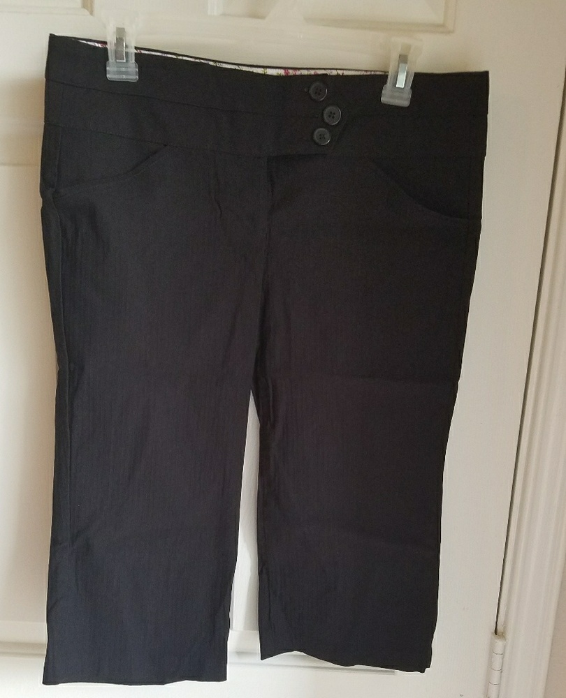Black capris